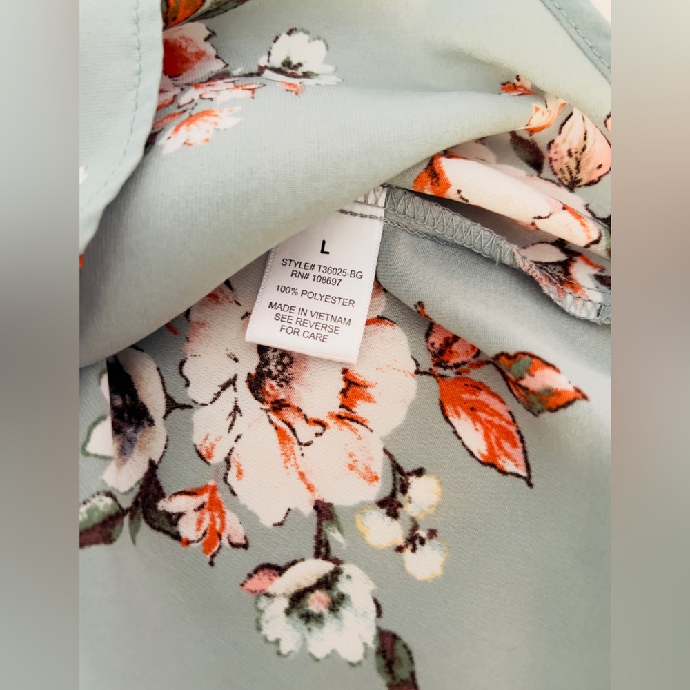 SOLD ——Floral mint pastel colors short sleeve top - Picture 3 of 7